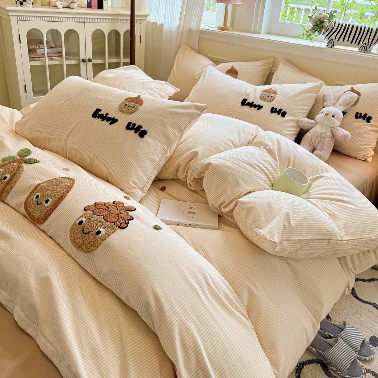 91家纺网 家纺一手货源 找家纺 多乐家纺 2025新款全棉纯棉磨毛毛巾绣四件套 坚果家族—细条咖