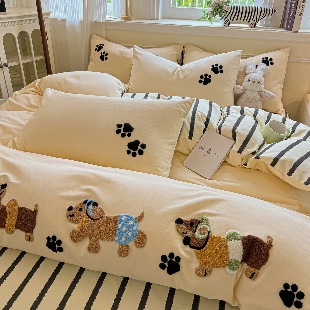 91家纺网 家纺一手货源 找家纺 多乐家纺 2025新款全棉纯棉磨毛毛巾绣四件套 腊肠萌犬—黑条