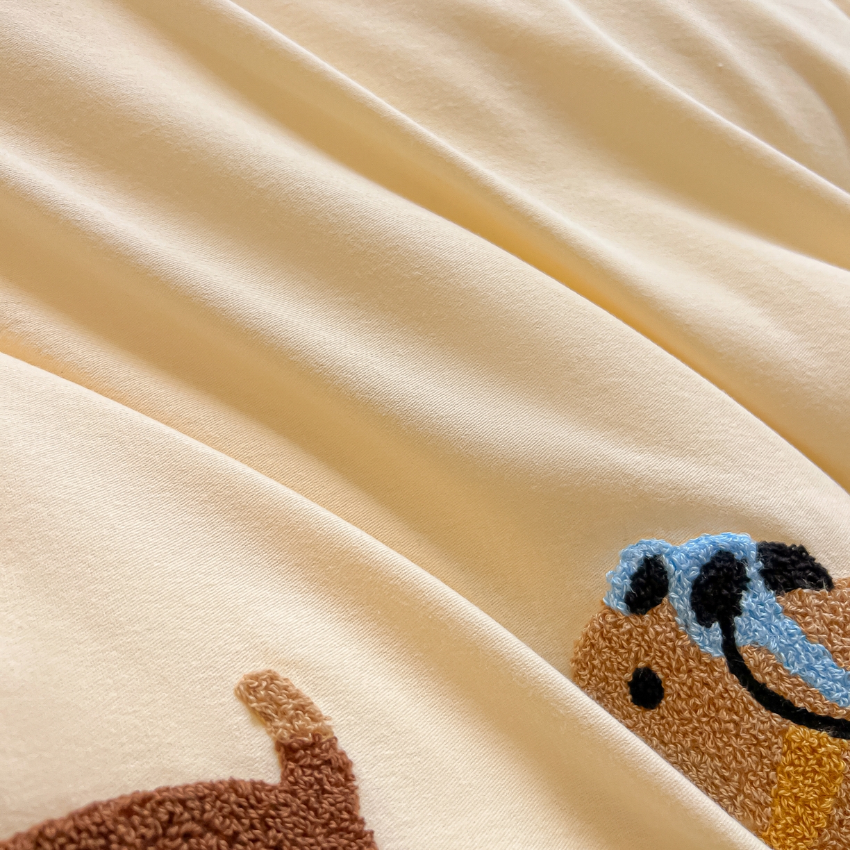 91家纺网 家纺一手货源 找家纺 多乐家纺 2025新款全棉纯棉磨毛毛巾绣四件套 腊肠萌犬—黑条