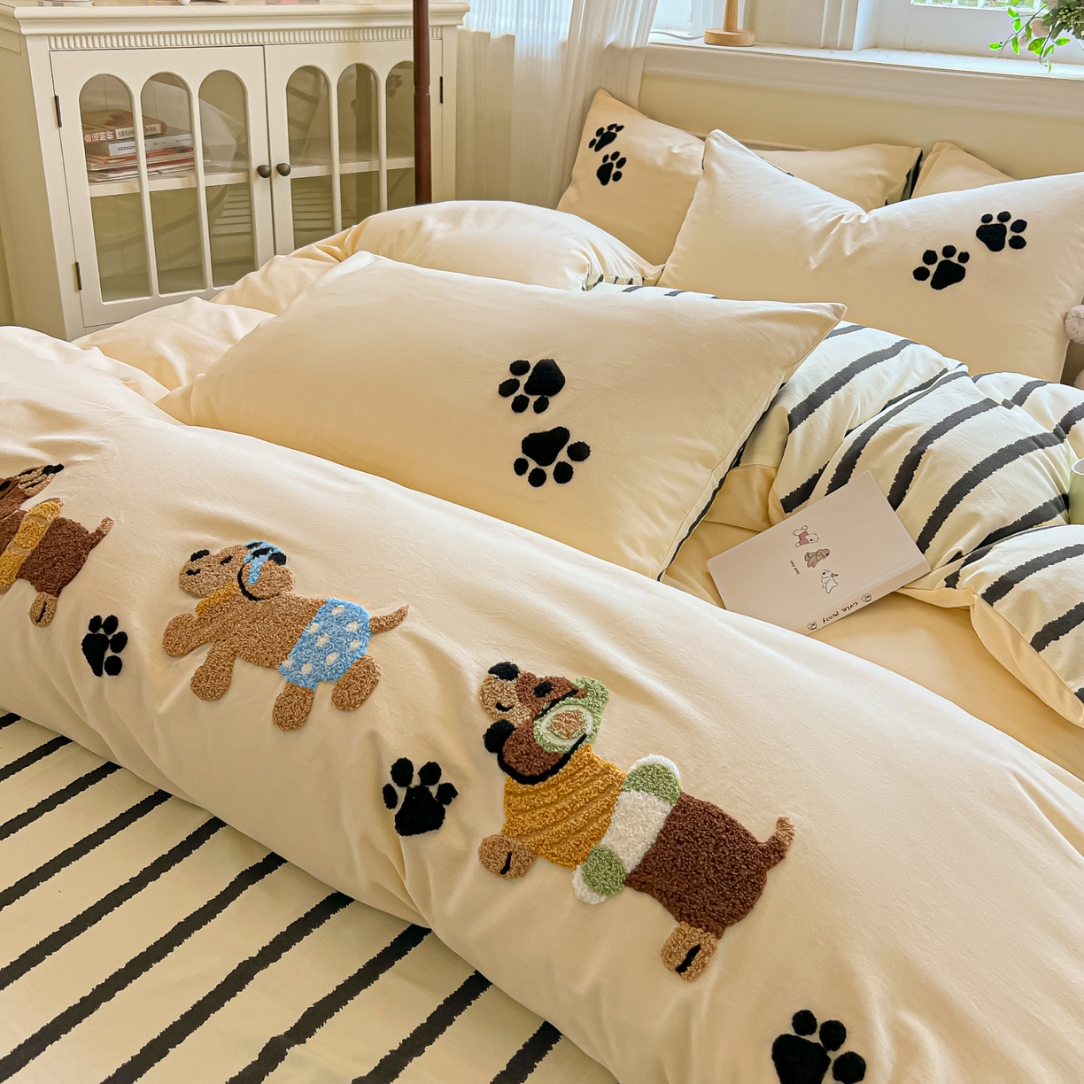 91家纺网 家纺一手货源 找家纺 多乐家纺 2025新款全棉纯棉磨毛毛巾绣四件套 腊肠萌犬—黑条