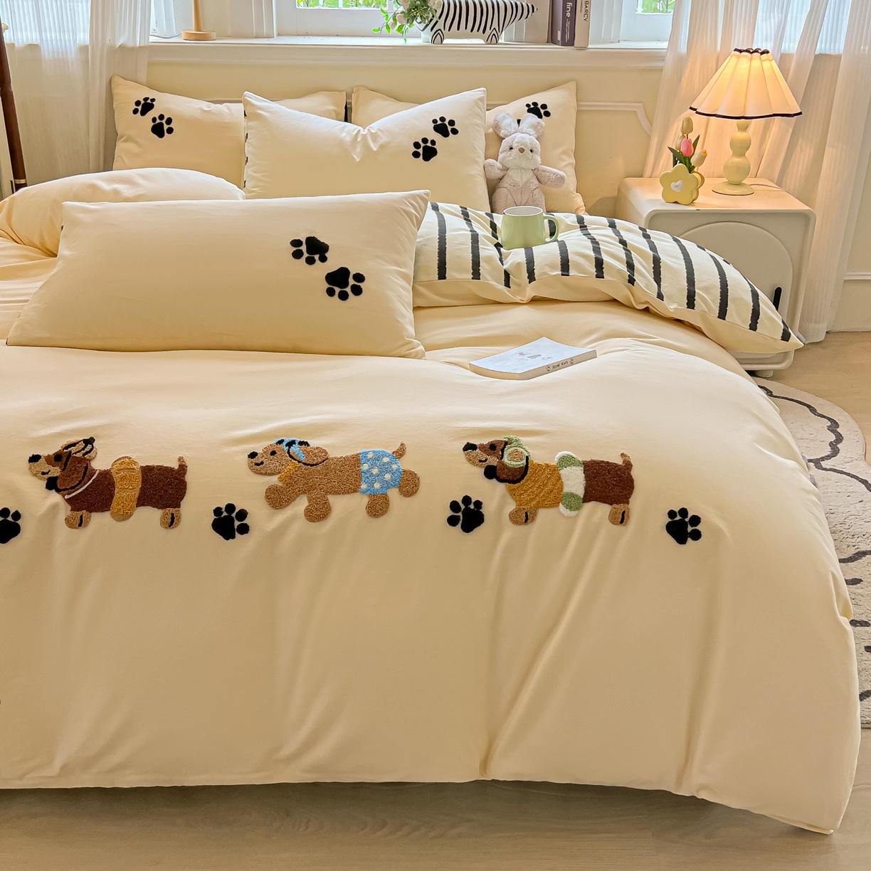 91家纺网 家纺一手货源 找家纺 多乐家纺 2025新款全棉纯棉磨毛毛巾绣四件套 腊肠萌犬—黑条