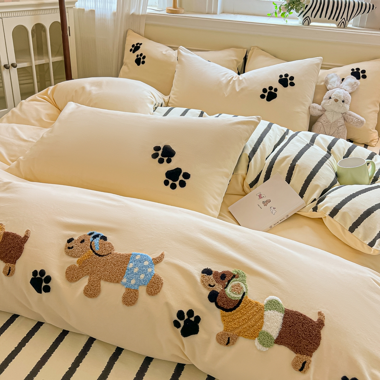 91家纺网 家纺一手货源 找家纺 多乐家纺 2025新款全棉纯棉磨毛毛巾绣四件套 腊肠萌犬—黑条