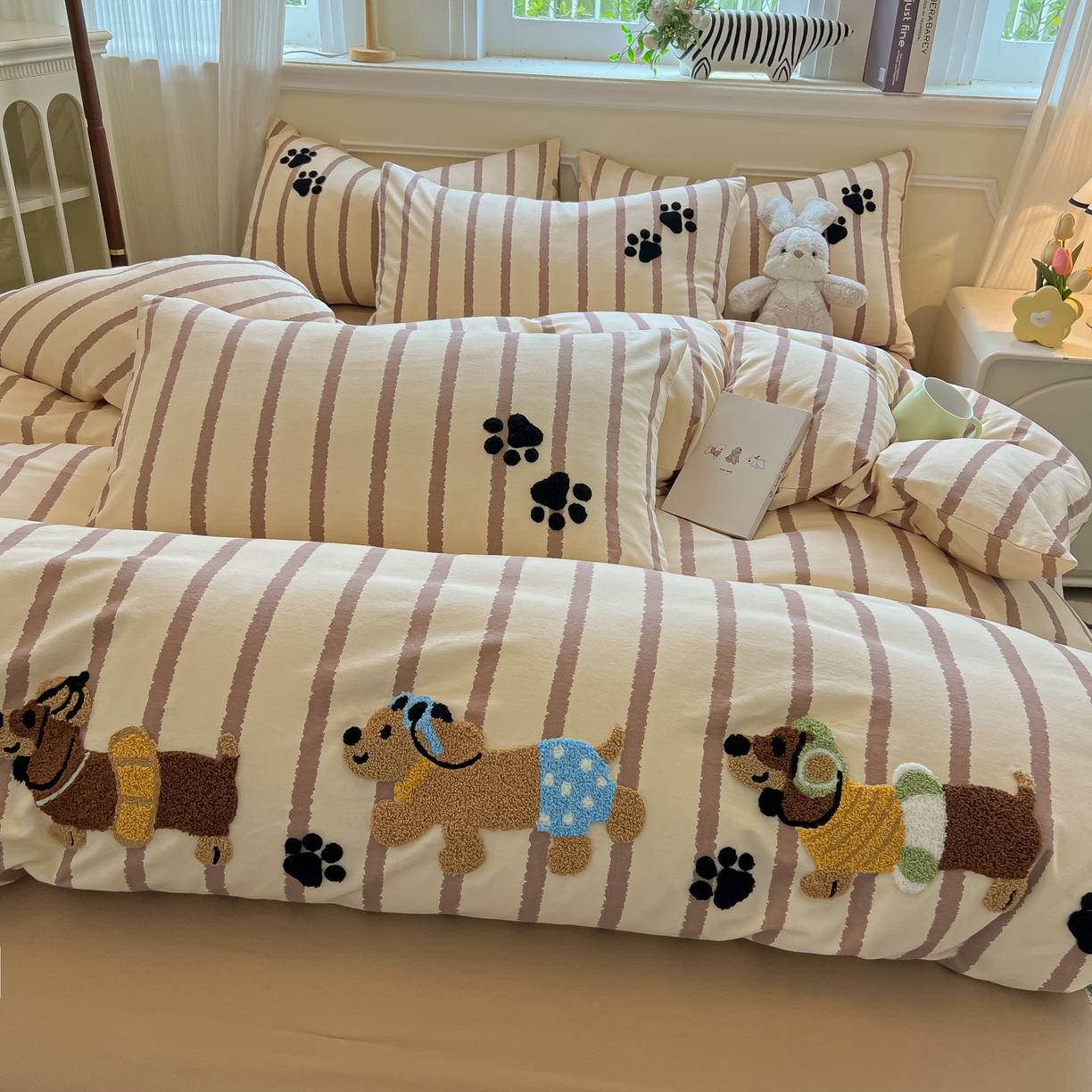 91家纺网 家纺一手货源 找家纺 多乐家纺 2025新款全棉纯棉磨毛毛巾绣四件套 腊肠萌犬—咖条