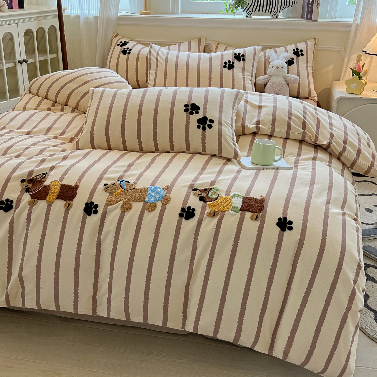 91家纺网 家纺一手货源 找家纺 多乐家纺 2025新款全棉纯棉磨毛毛巾绣四件套 腊肠萌犬—咖条