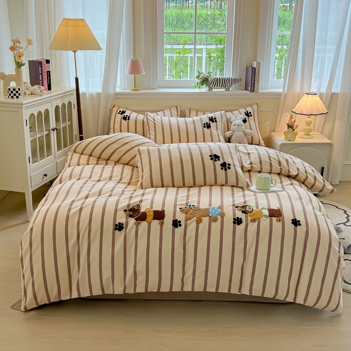 91家纺网 家纺一手货源 找家纺 多乐家纺 2025新款全棉纯棉磨毛毛巾绣四件套 腊肠萌犬—咖条