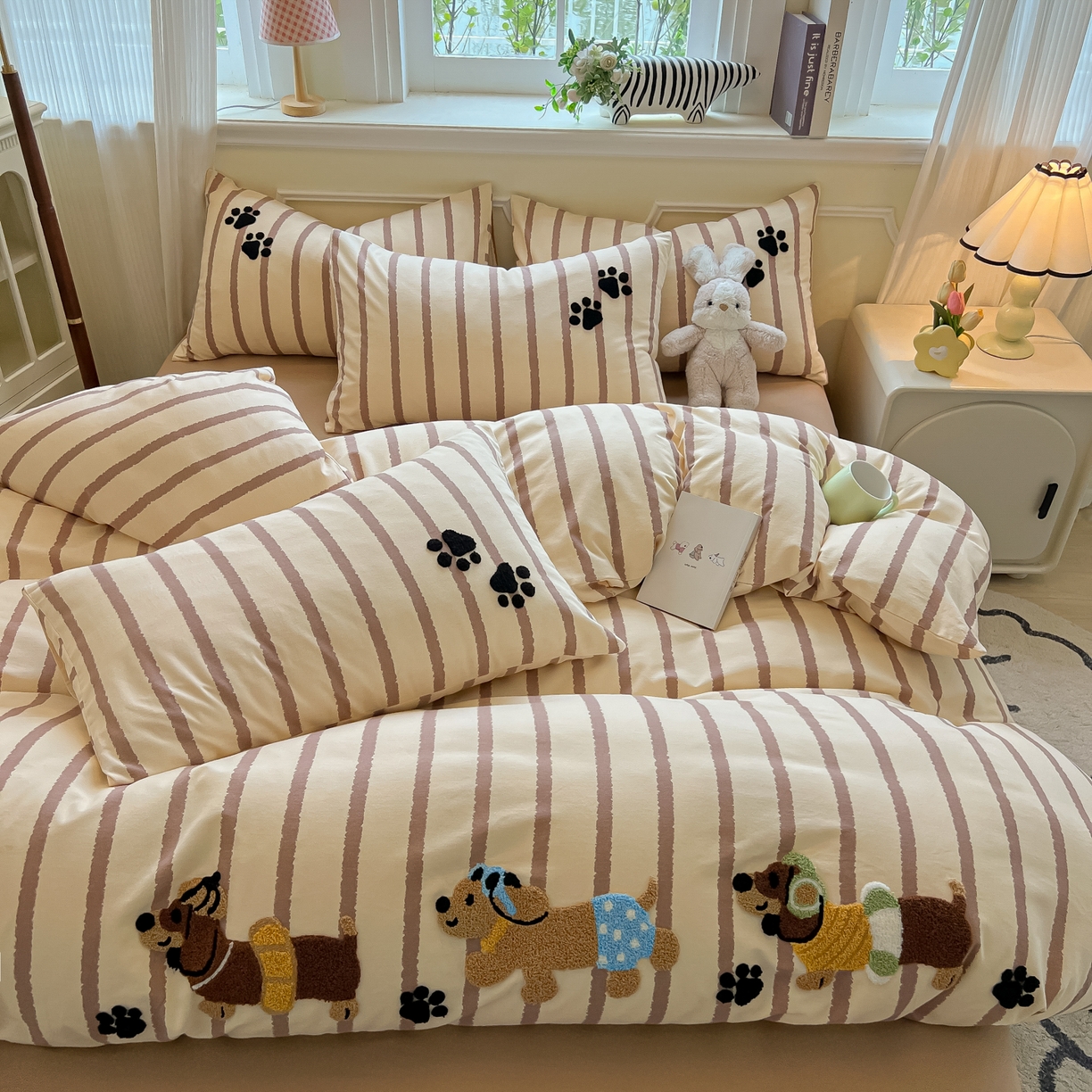 91家纺网 家纺一手货源 找家纺 多乐家纺 2025新款全棉纯棉磨毛毛巾绣四件套 腊肠萌犬—咖条