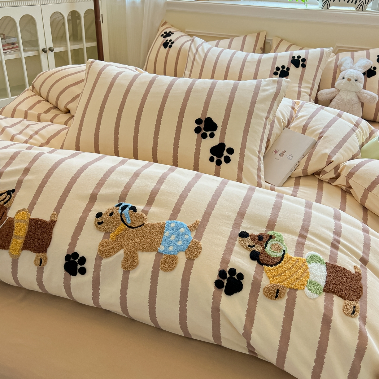 91家纺网 家纺一手货源 找家纺 多乐家纺 2025新款全棉纯棉磨毛毛巾绣四件套 腊肠萌犬—咖条