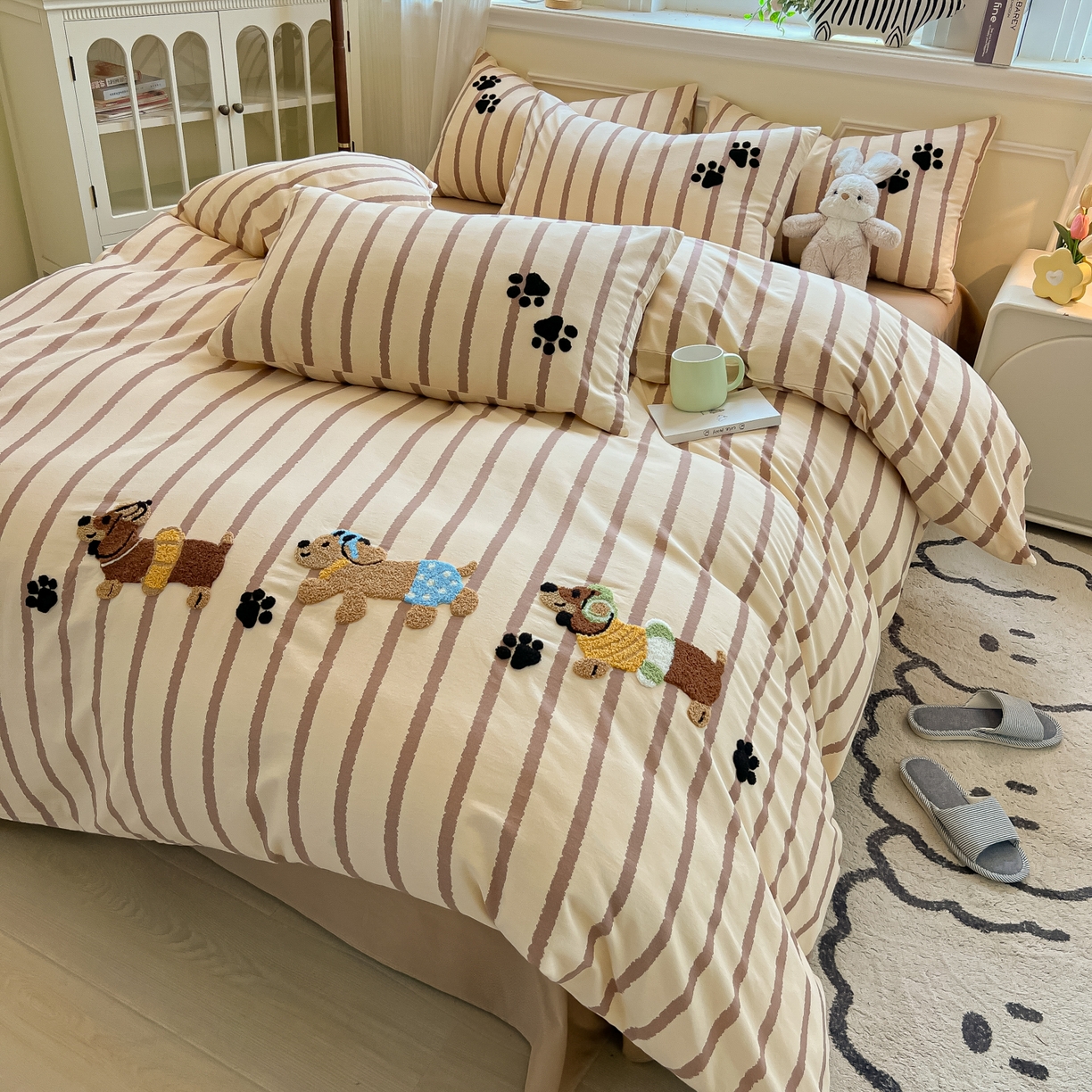 91家纺网 家纺一手货源 找家纺 多乐家纺 2025新款全棉纯棉磨毛毛巾绣四件套 腊肠萌犬—咖条