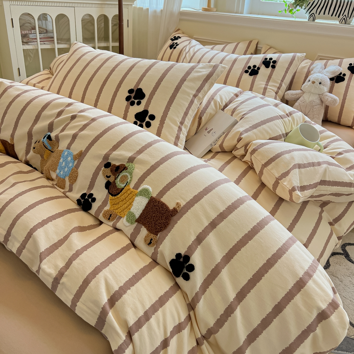 91家纺网 家纺一手货源 找家纺 多乐家纺 2025新款全棉纯棉磨毛毛巾绣四件套 腊肠萌犬—咖条