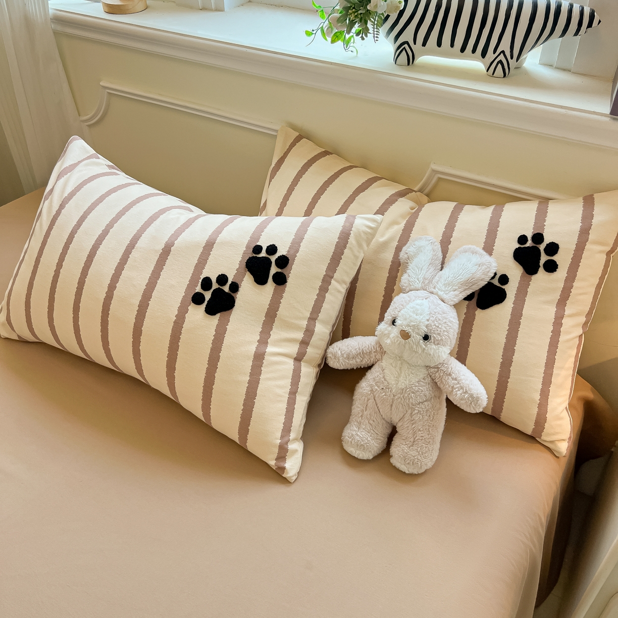 91家纺网 家纺一手货源 找家纺 多乐家纺 2025新款全棉纯棉磨毛毛巾绣四件套 腊肠萌犬—咖条