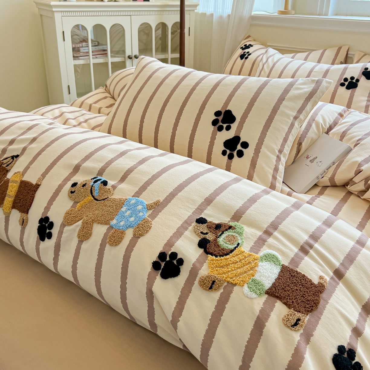 91家纺网 家纺一手货源 找家纺 多乐家纺 2025新款全棉纯棉磨毛毛巾绣四件套 腊肠萌犬—咖条