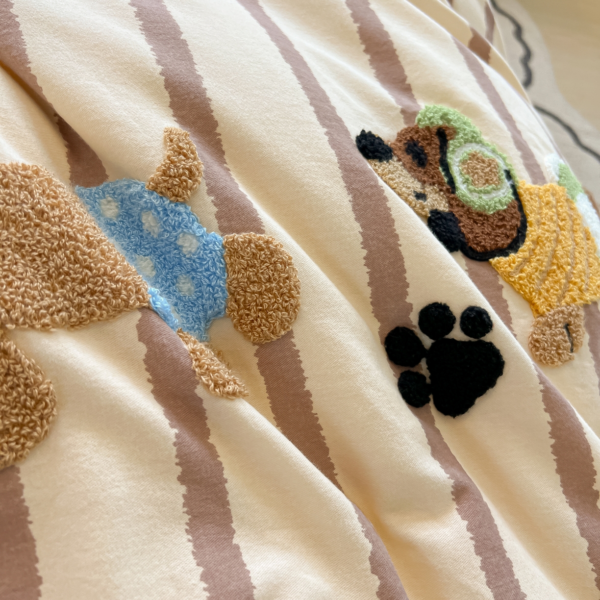 91家纺网 家纺一手货源 找家纺 多乐家纺 2025新款全棉纯棉磨毛毛巾绣四件套 腊肠萌犬—咖条