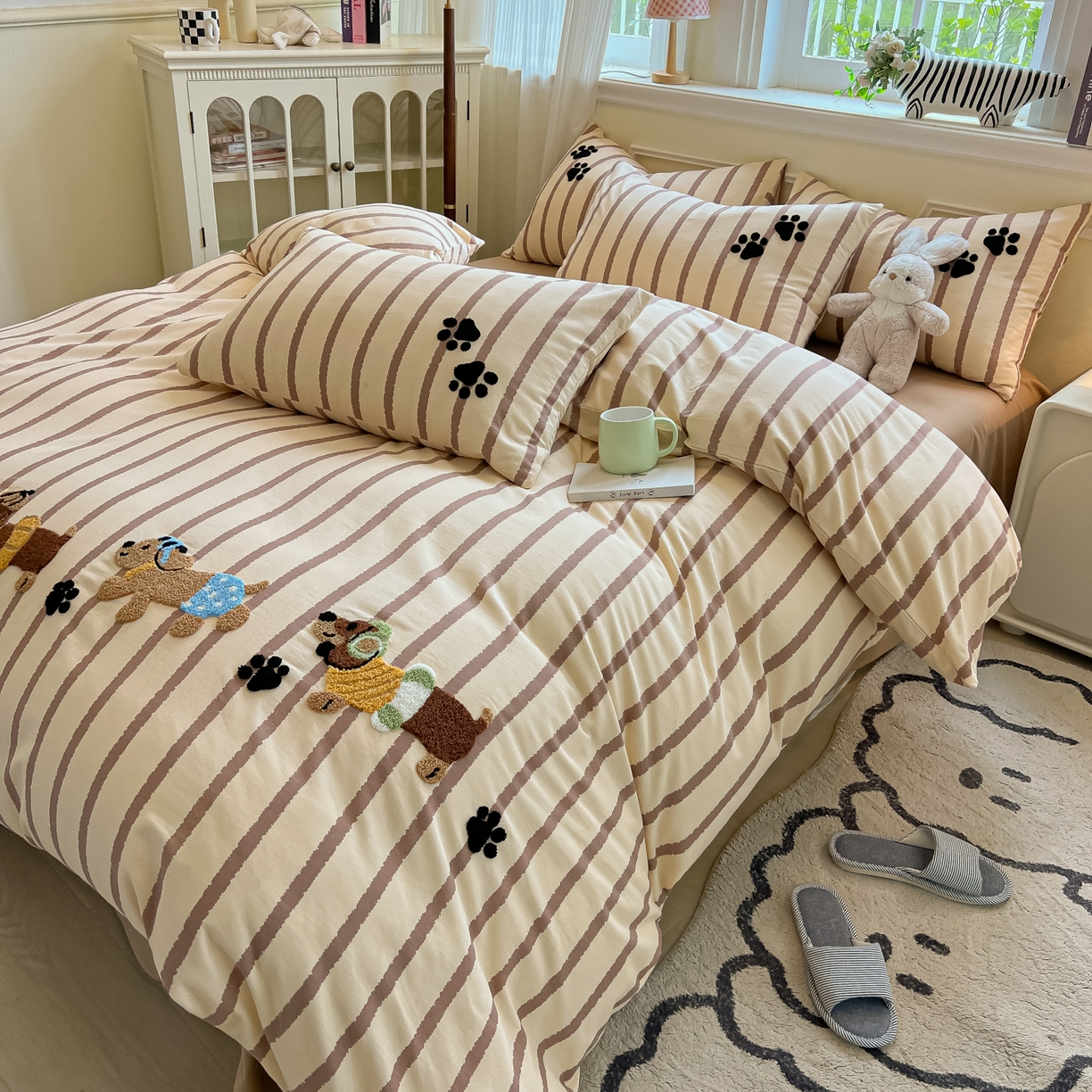 91家纺网 家纺一手货源 找家纺 多乐家纺 2025新款全棉纯棉磨毛毛巾绣四件套 腊肠萌犬—咖条