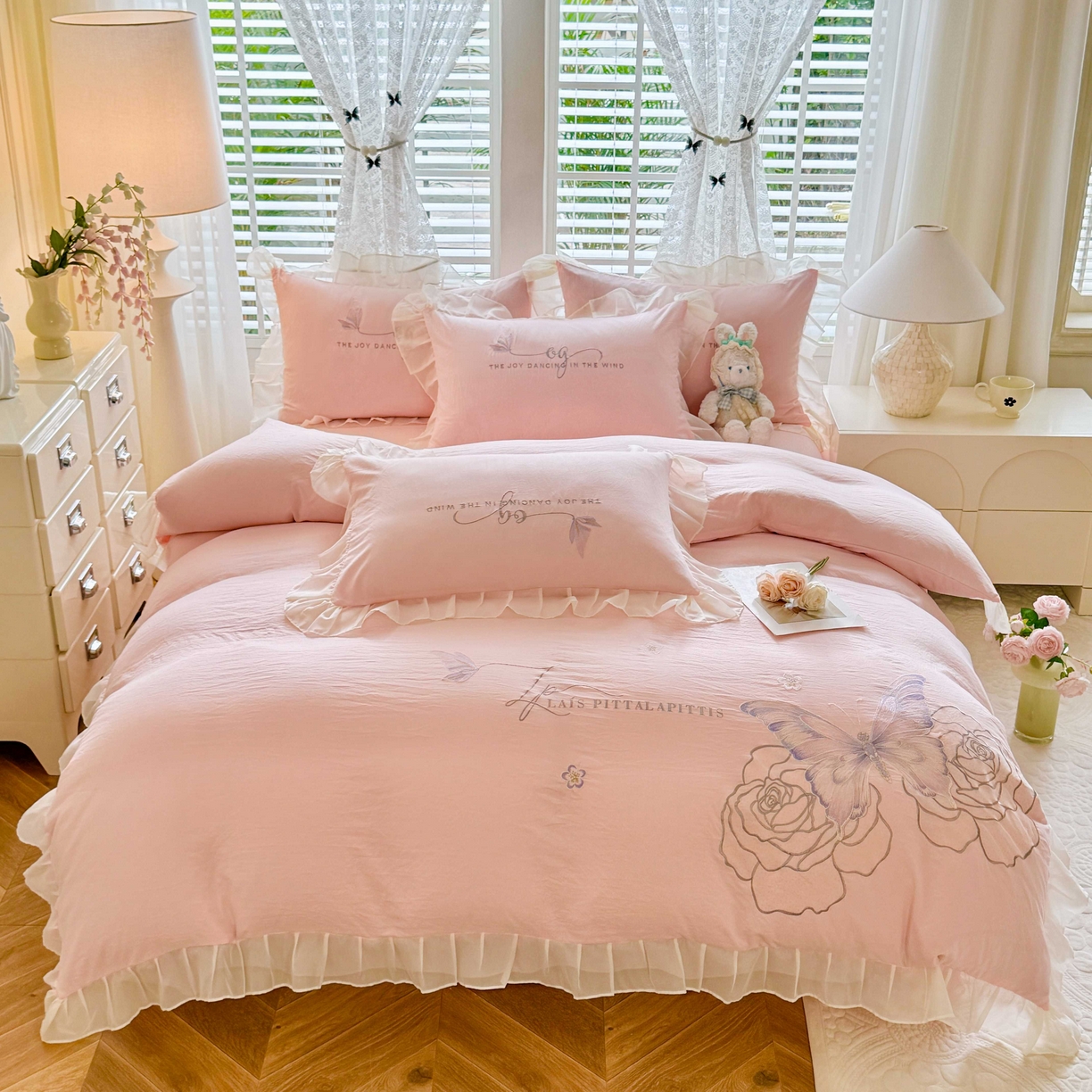 91家纺网 家纺一手货源 找家纺 大麦乐田 2025新款法式少女心水洗公主风贴布绣蕾丝花边四件套 花蝶之恋-粉