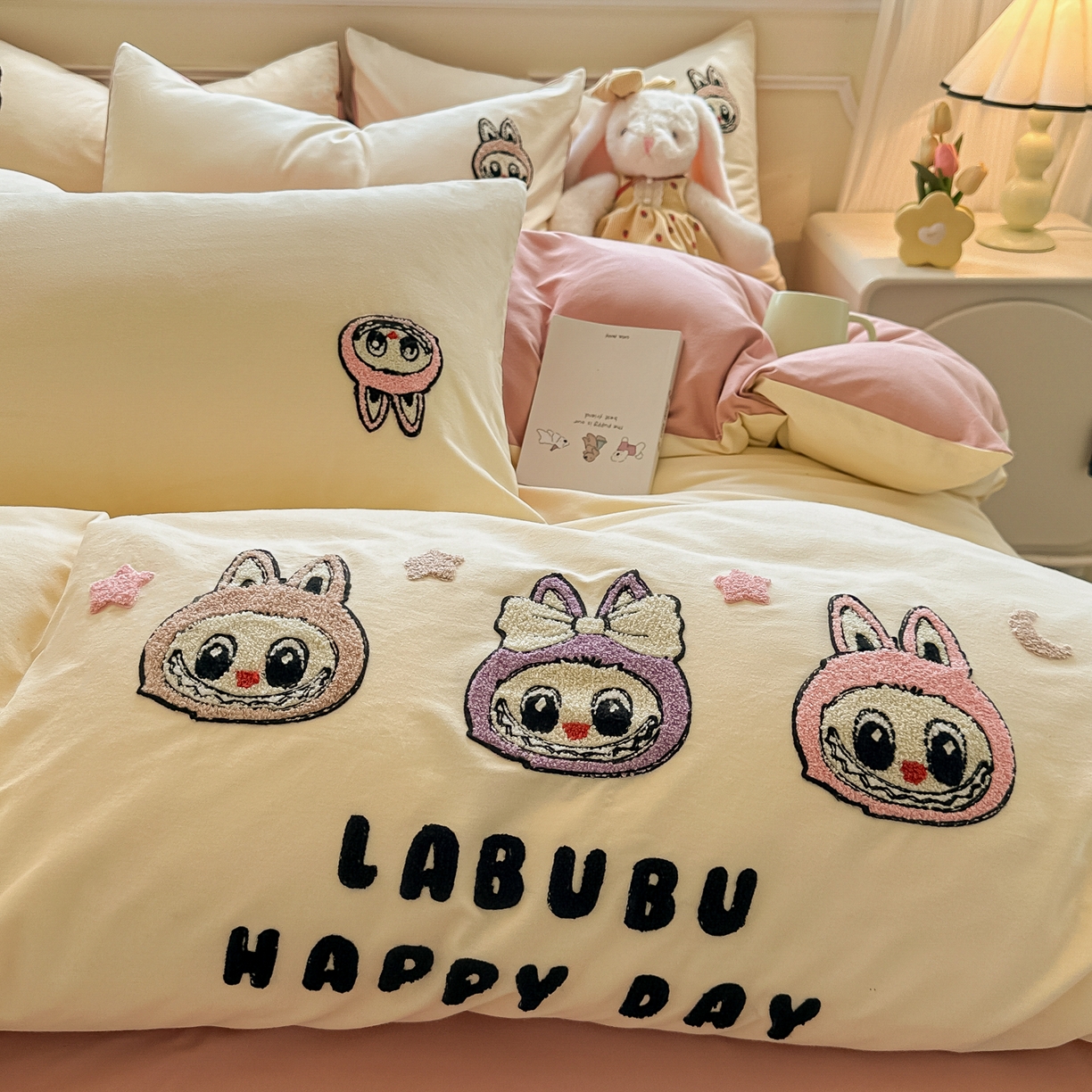 多乐家纺 2025新款全棉纯棉磨毛毛巾绣四件套 三只兔子-奶粉