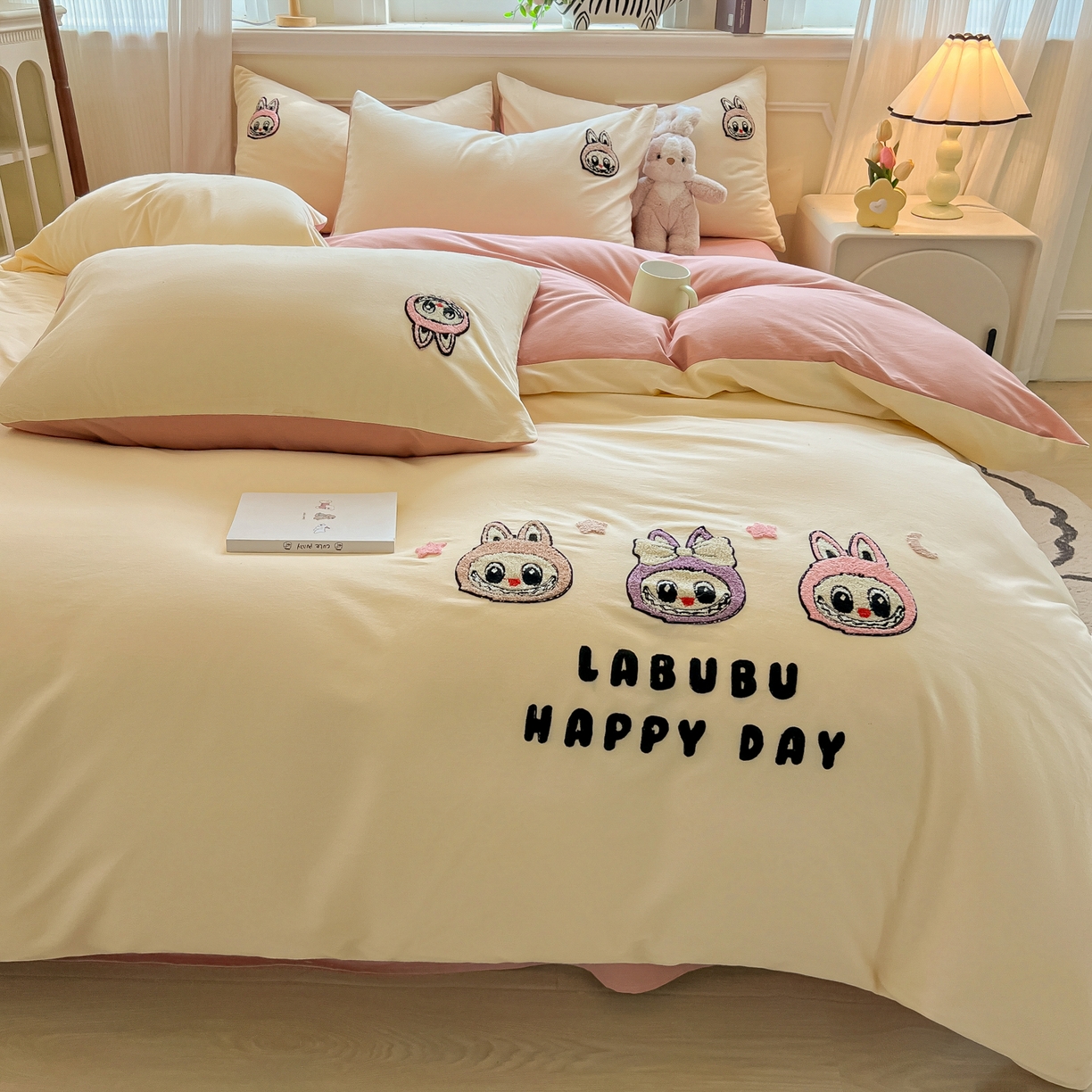 91家纺网 家纺一手货源 找家纺 多乐家纺 2025新款全棉纯棉磨毛毛巾绣四件套 三只兔子-奶粉