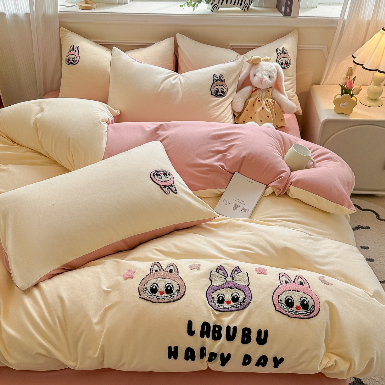 91家纺网 家纺一手货源 找家纺 多乐家纺 2025新款全棉纯棉磨毛毛巾绣四件套 三只兔子-奶粉