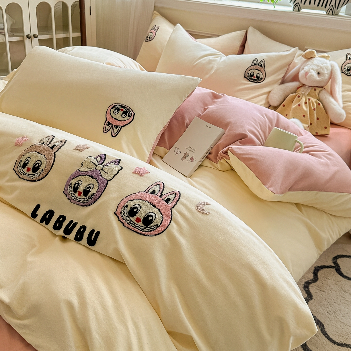 91家纺网 家纺一手货源 找家纺 多乐家纺 2025新款全棉纯棉磨毛毛巾绣四件套 三只兔子-奶粉