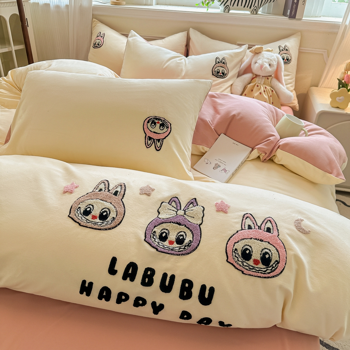 91家纺网 家纺一手货源 找家纺 多乐家纺 2025新款全棉纯棉磨毛毛巾绣四件套 三只兔子-奶粉