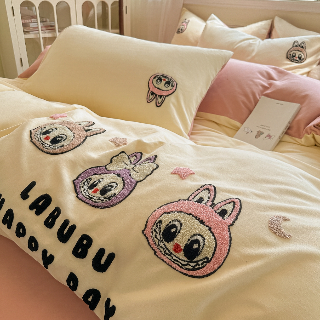 91家纺网 家纺一手货源 找家纺 多乐家纺 2025新款全棉纯棉磨毛毛巾绣四件套 三只兔子-奶粉