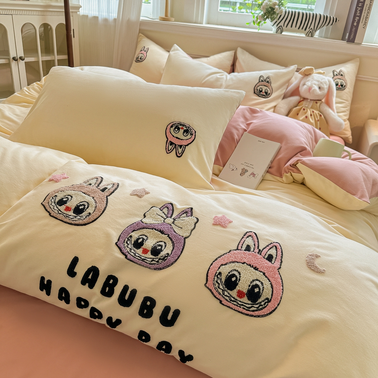 91家纺网 家纺一手货源 找家纺 多乐家纺 2025新款全棉纯棉磨毛毛巾绣四件套 三只兔子-奶粉