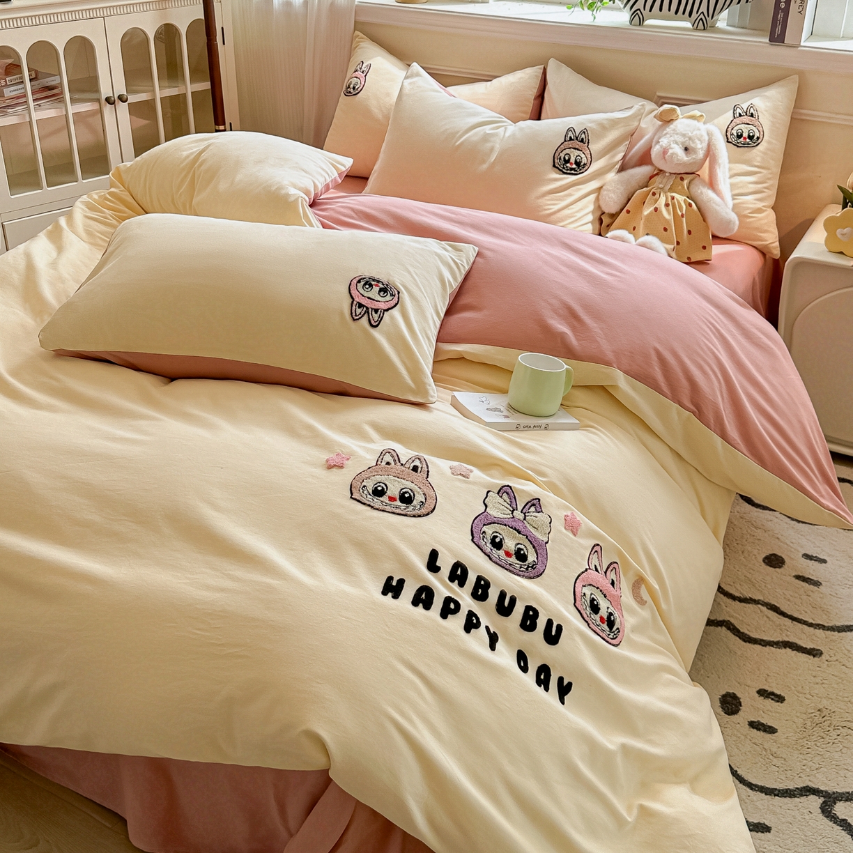 91家纺网 家纺一手货源 找家纺 多乐家纺 2025新款全棉纯棉磨毛毛巾绣四件套 三只兔子-奶粉