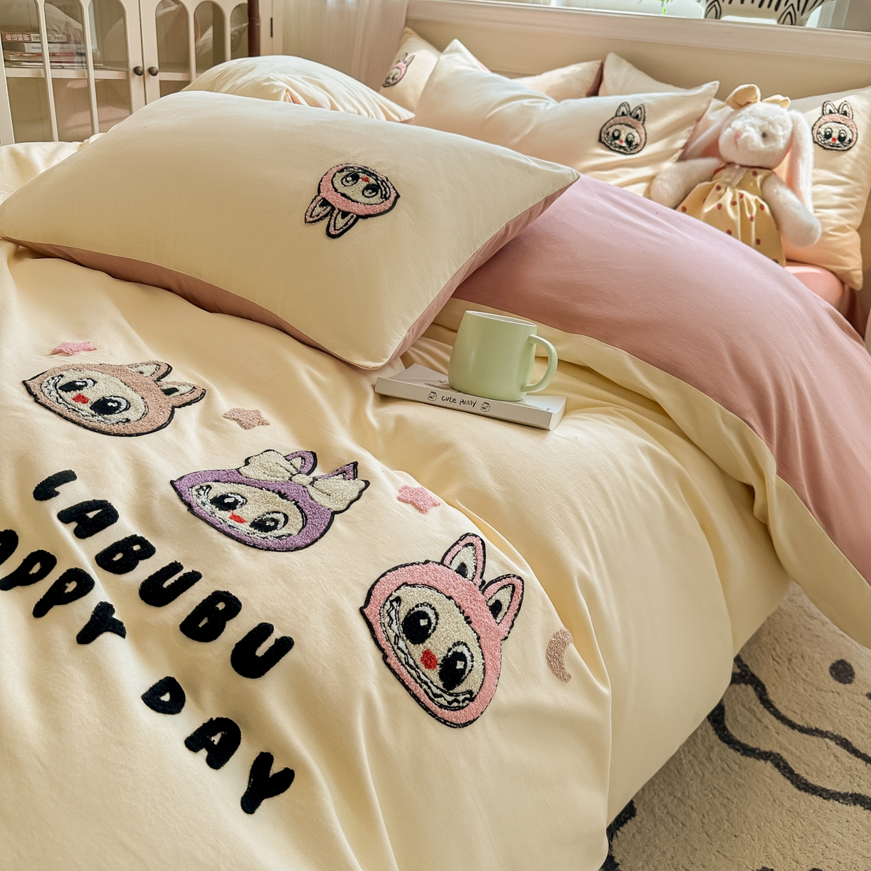 91家纺网 家纺一手货源 找家纺 多乐家纺 2025新款全棉纯棉磨毛毛巾绣四件套 三只兔子-奶粉