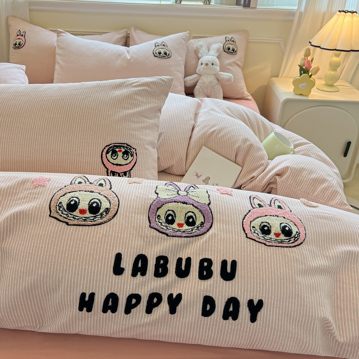 多乐家纺 2025新款全棉纯棉磨毛毛巾绣四件套 三只兔子-细粉条