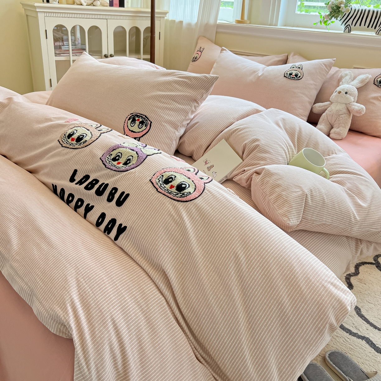 91家纺网 家纺一手货源 找家纺 多乐家纺 2025新款全棉纯棉磨毛毛巾绣四件套 三只兔子-细粉条