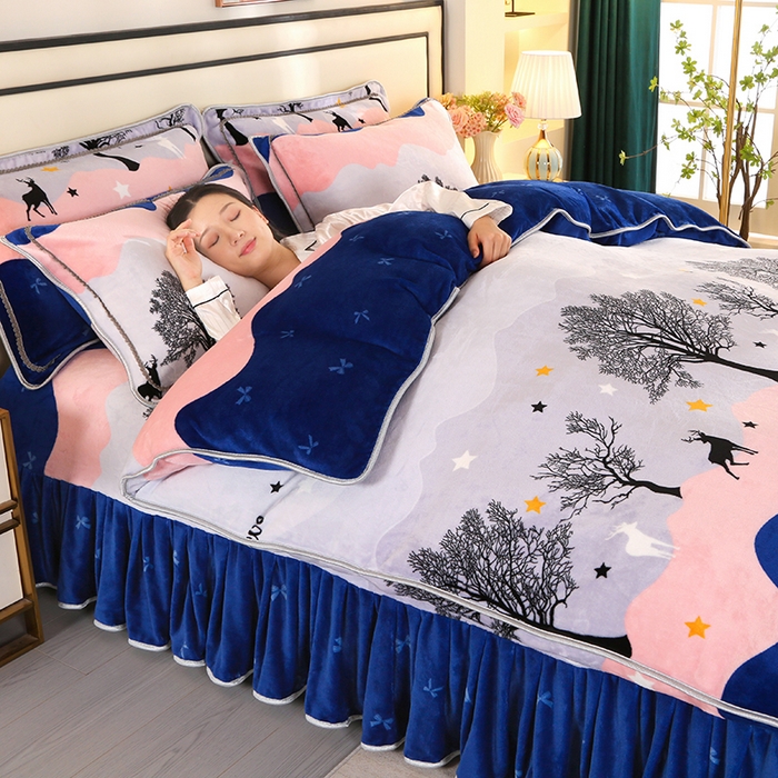 91家纺网 家纺一手货源 找家纺 橘姿 2025新款8-9斤床裙款牛奶绒四件套金貂绒法兰绒宝宝绒 鹿之恋