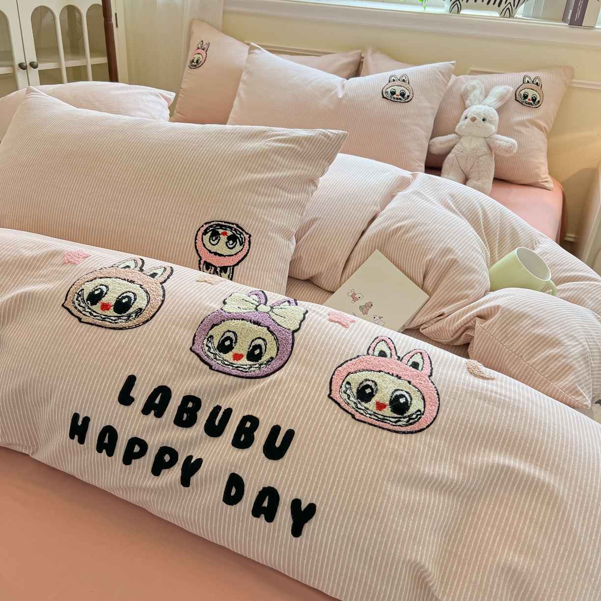 91家纺网 家纺一手货源 找家纺 多乐家纺 2025新款全棉纯棉磨毛毛巾绣四件套 三只兔子-细粉条