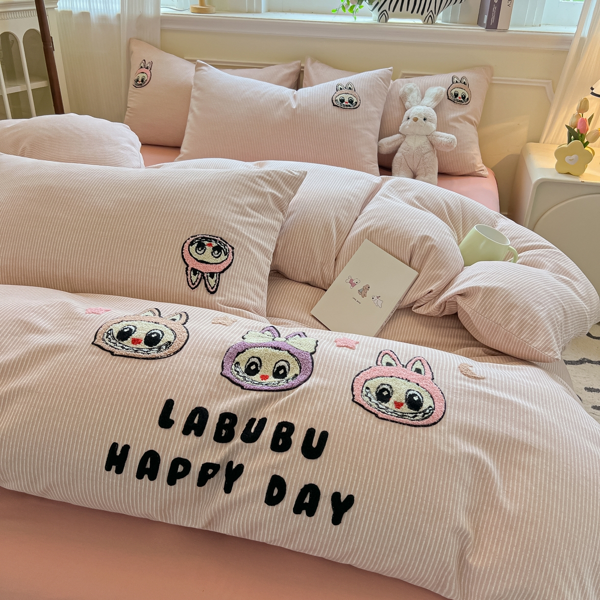 91家纺网 家纺一手货源 找家纺 多乐家纺 2025新款全棉纯棉磨毛毛巾绣四件套 三只兔子-细粉条