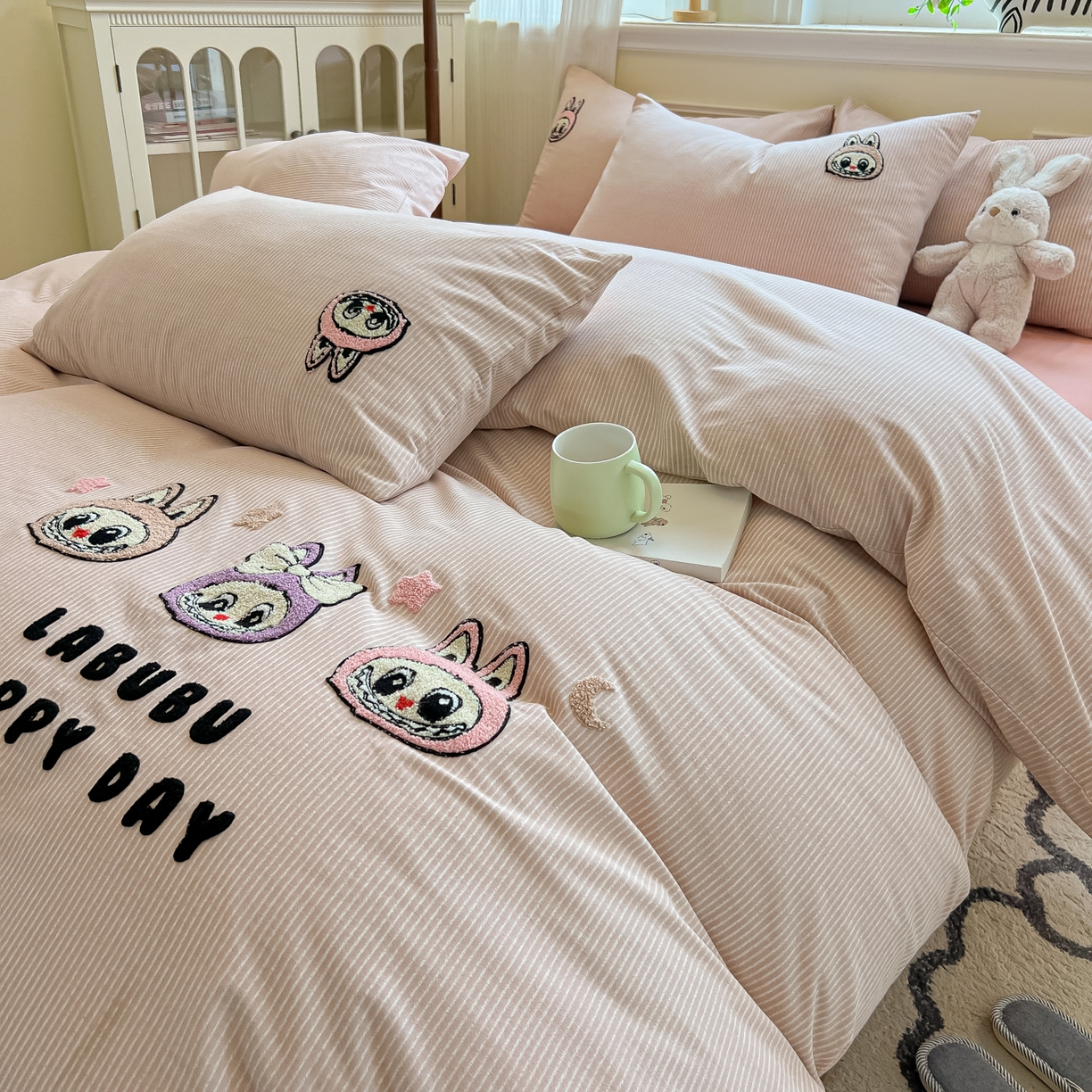 91家纺网 家纺一手货源 找家纺 多乐家纺 2025新款全棉纯棉磨毛毛巾绣四件套 三只兔子-细粉条