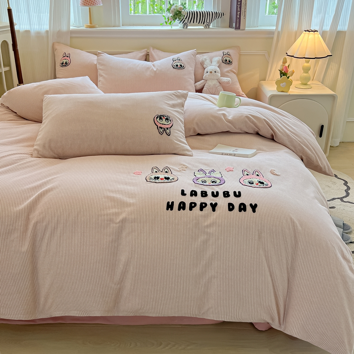 91家纺网 家纺一手货源 找家纺 多乐家纺 2025新款全棉纯棉磨毛毛巾绣四件套 三只兔子-细粉条