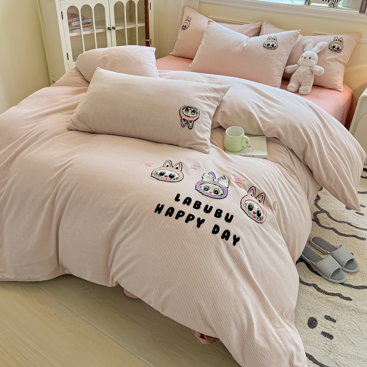 91家纺网 家纺一手货源 找家纺 多乐家纺 2025新款全棉纯棉磨毛毛巾绣四件套 三只兔子-细粉条