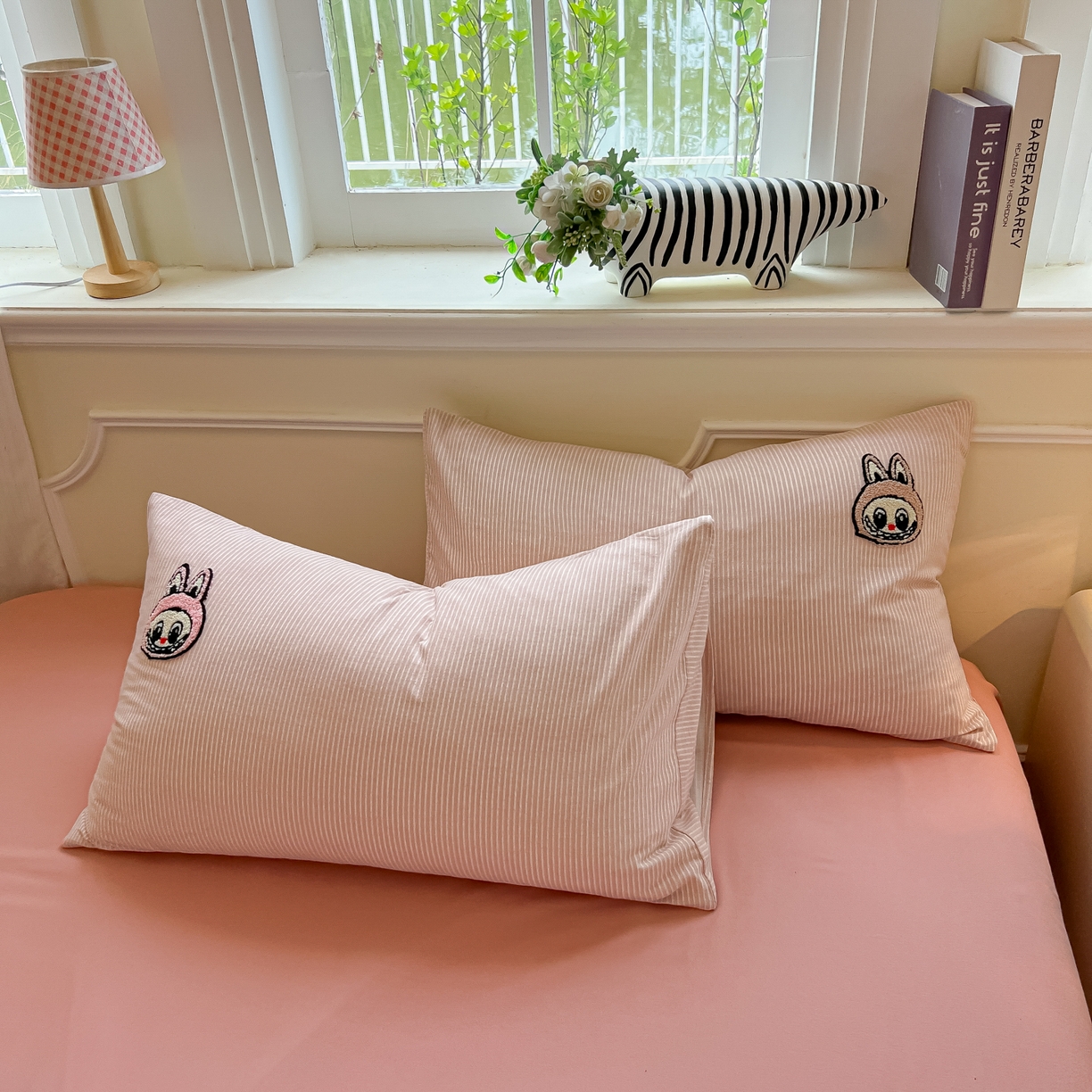 91家纺网 家纺一手货源 找家纺 多乐家纺 2025新款全棉纯棉磨毛毛巾绣四件套 三只兔子-细粉条