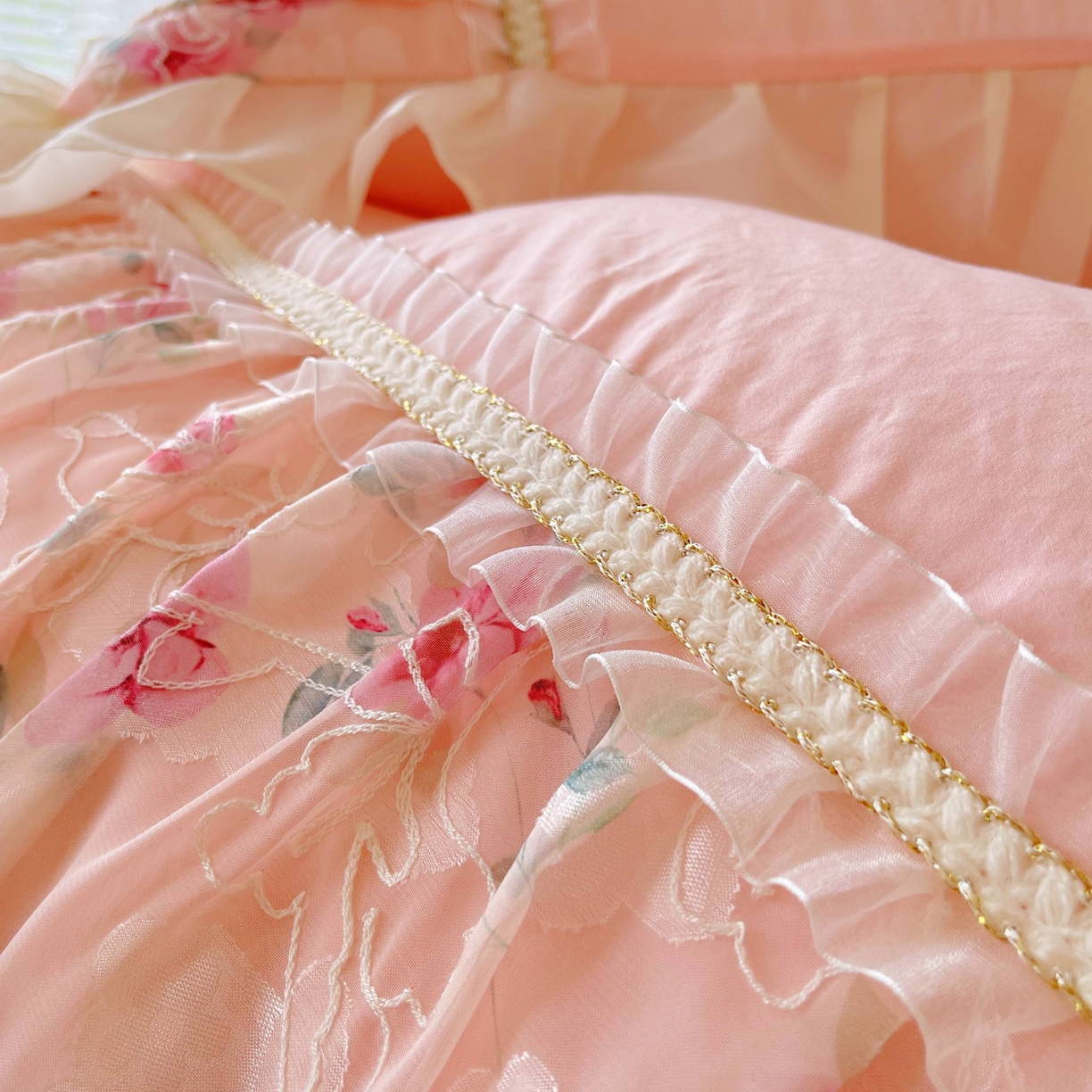 91家纺网 家纺一手货源 找家纺 大麦乐田 2025新款法式少女心水洗糯小棉公主风蕾丝花边四件套 米兰春天-浅粉