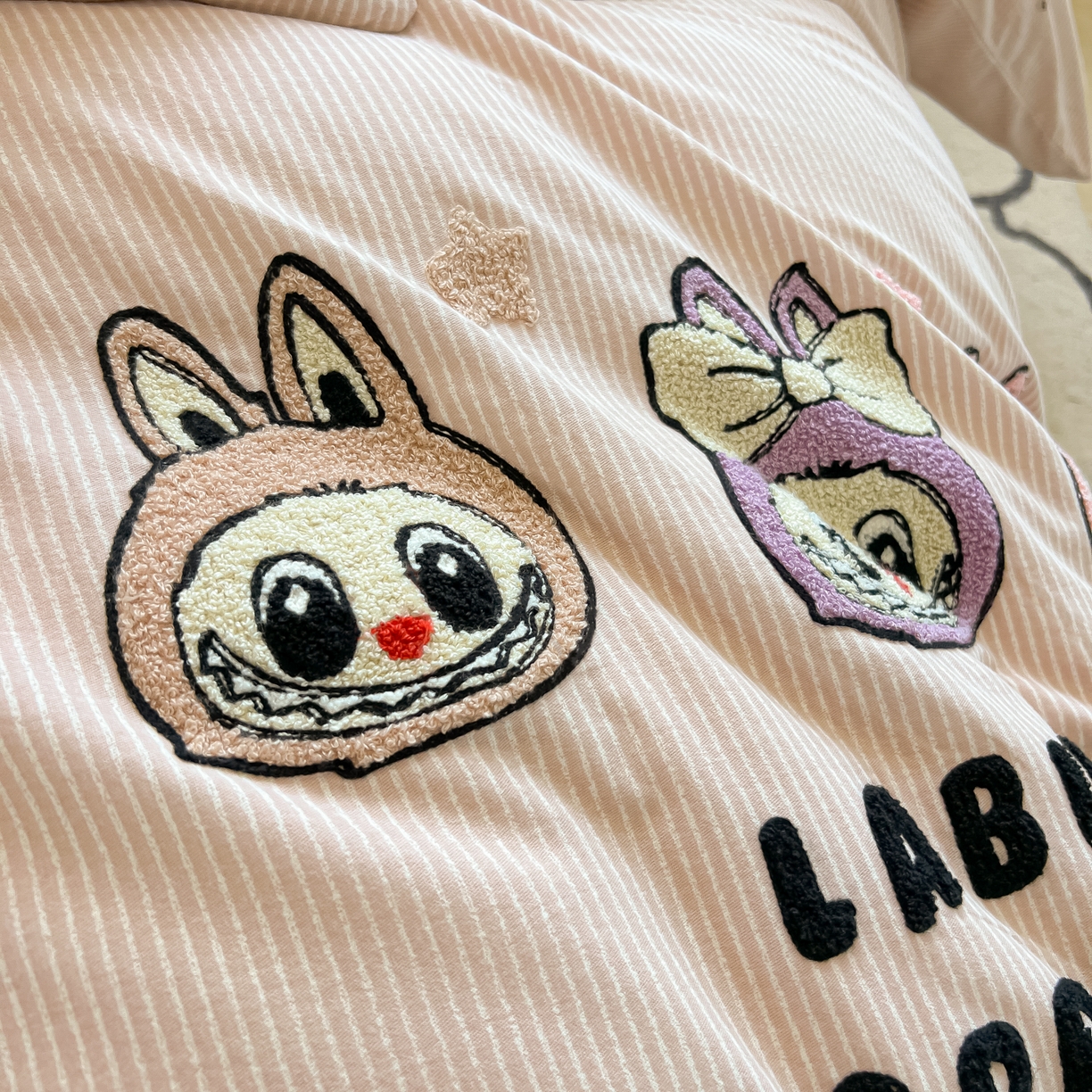 91家纺网 家纺一手货源 找家纺 多乐家纺 2025新款全棉纯棉磨毛毛巾绣四件套 三只兔子-细粉条