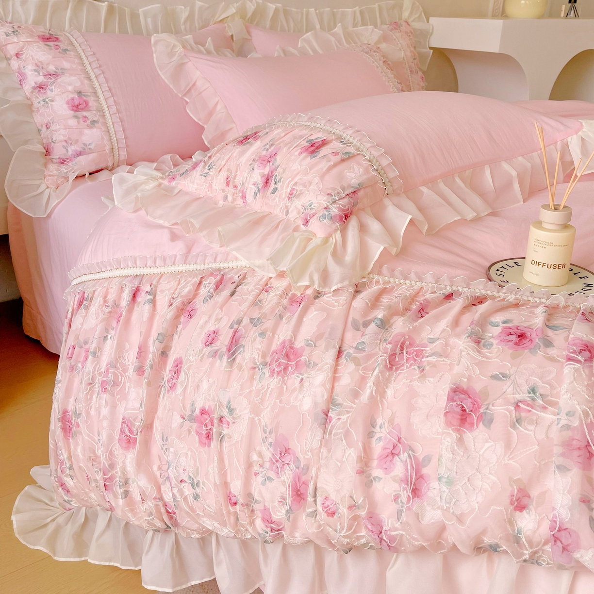 91家纺网 家纺一手货源 找家纺 大麦乐田 2025新款法式少女心水洗糯小棉公主风蕾丝花边四件套 米兰春天-浅粉