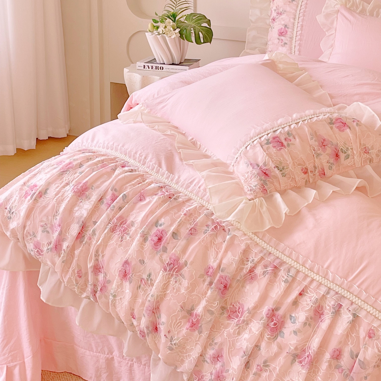 91家纺网 家纺一手货源 找家纺 大麦乐田 2025新款法式少女心水洗糯小棉公主风蕾丝花边四件套 米兰春天-浅粉