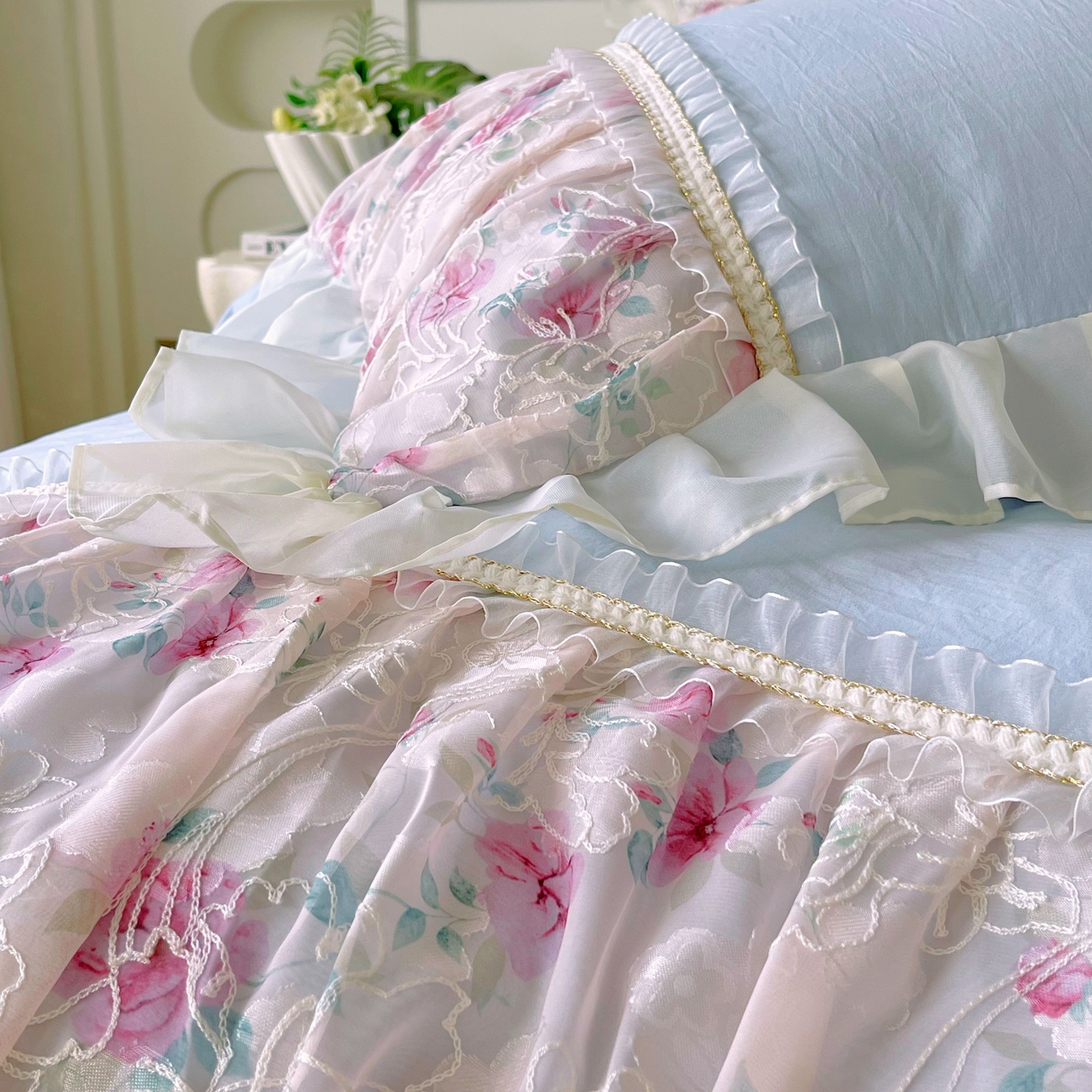 91家纺网 家纺一手货源 找家纺 大麦乐田 2025新款法式少女心水洗糯小棉公主风蕾丝花边四件套 米兰春天-浅兰