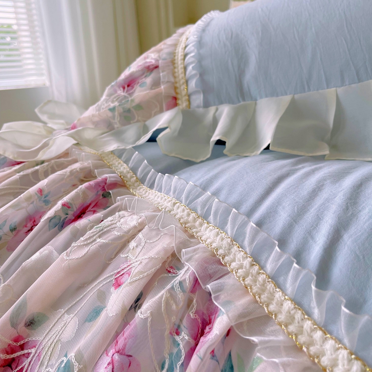 91家纺网 家纺一手货源 找家纺 大麦乐田 2025新款法式少女心水洗糯小棉公主风蕾丝花边四件套 米兰春天-浅兰