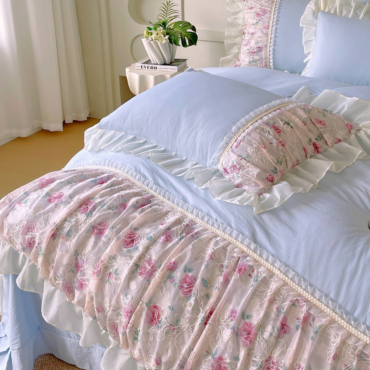 91家纺网 家纺一手货源 找家纺 大麦乐田 2025新款法式少女心水洗糯小棉公主风蕾丝花边四件套 米兰春天-浅兰