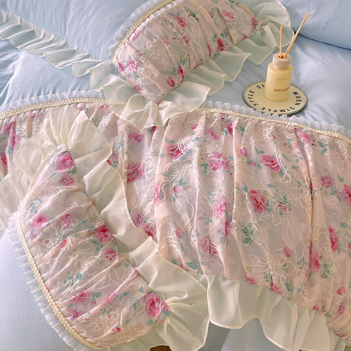 91家纺网 家纺一手货源 找家纺 大麦乐田 2025新款法式少女心水洗糯小棉公主风蕾丝花边四件套 米兰春天-浅兰