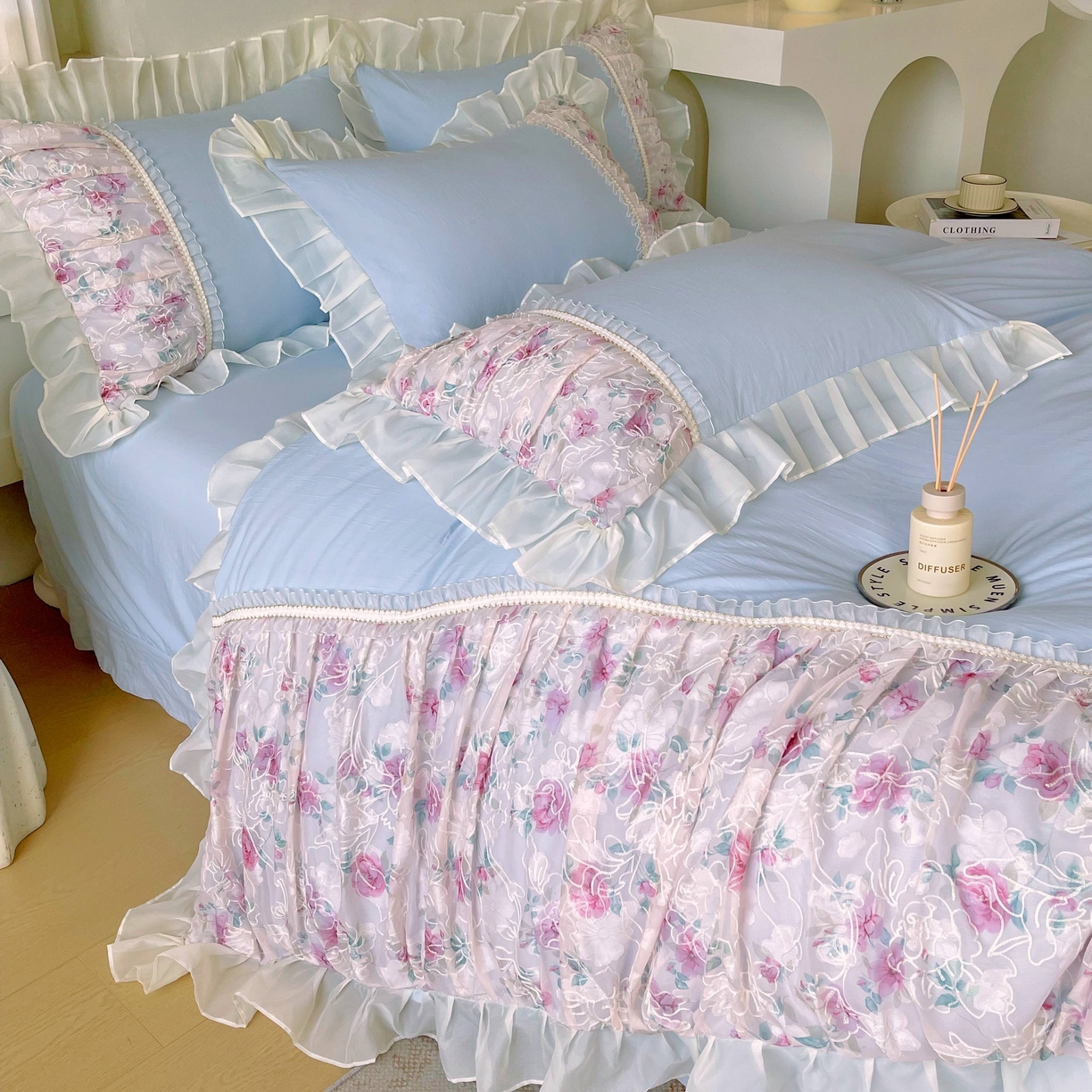 91家纺网 家纺一手货源 找家纺 大麦乐田 2025新款法式少女心水洗糯小棉公主风蕾丝花边四件套 米兰春天-浅兰