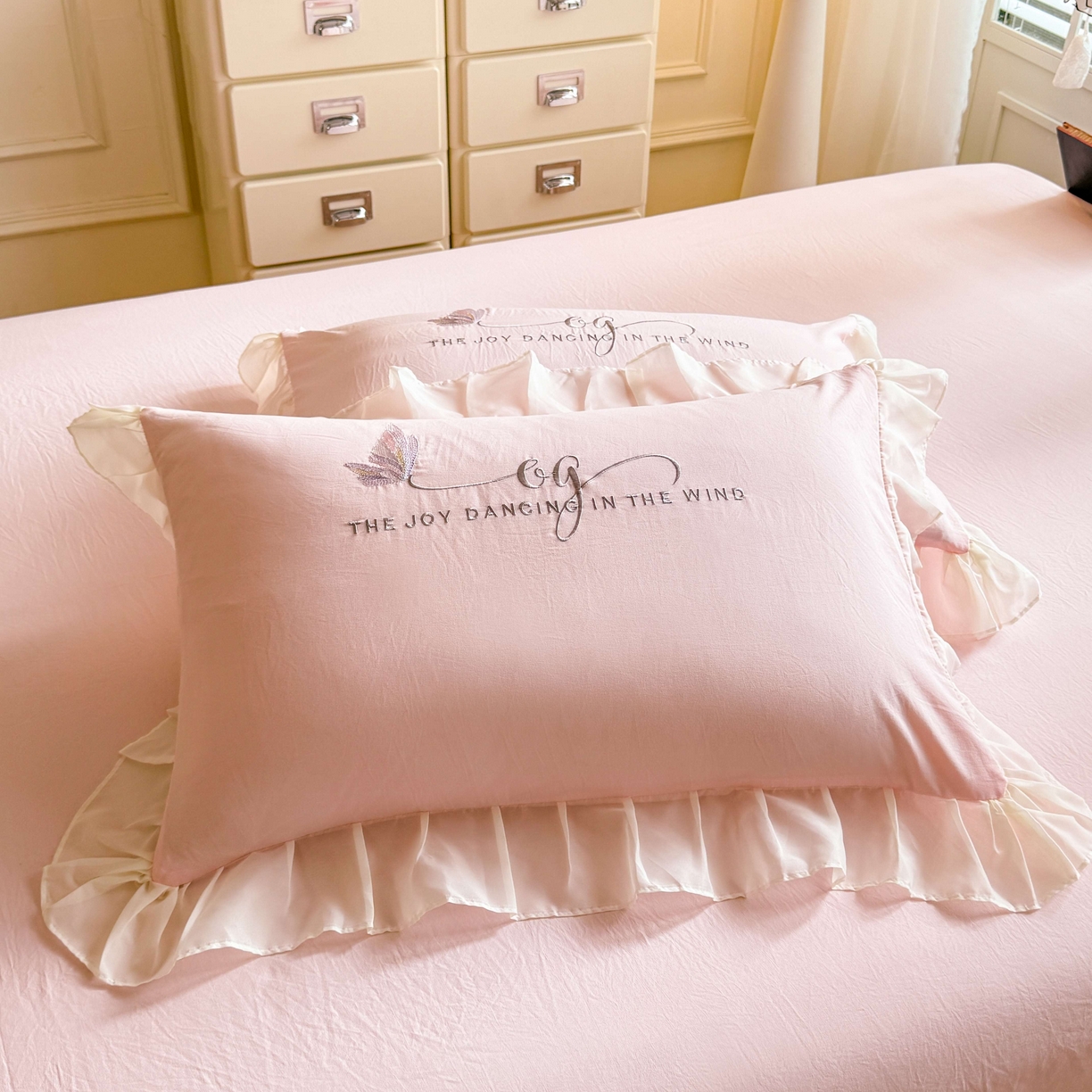 91家纺网 家纺一手货源 找家纺 大麦乐田 2025新款法式少女心水洗公主风贴布绣蕾丝花边四件套 花蝶之恋-粉