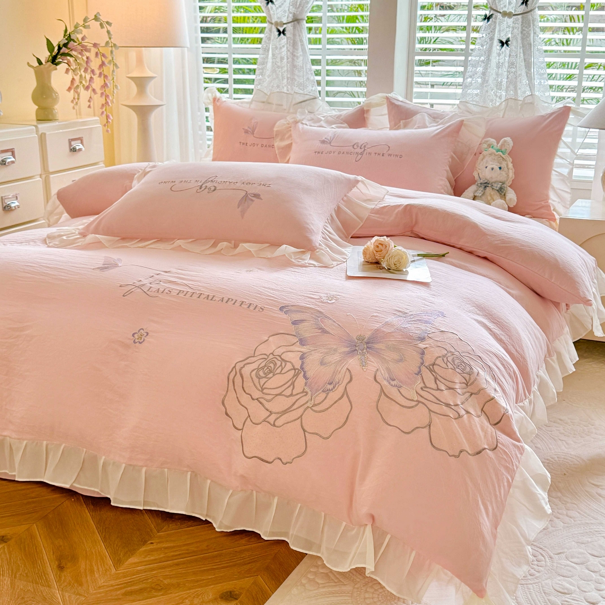 91家纺网 家纺一手货源 找家纺 大麦乐田 2025新款法式少女心水洗公主风贴布绣蕾丝花边四件套 花蝶之恋-粉