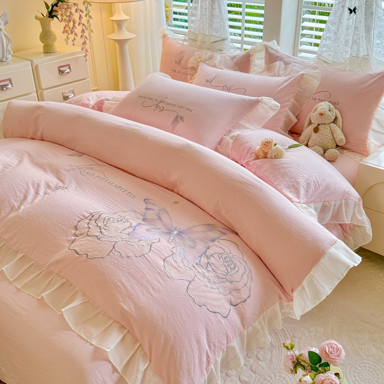 91家纺网 家纺一手货源 找家纺 大麦乐田 2025新款法式少女心水洗公主风贴布绣蕾丝花边四件套 花蝶之恋-粉