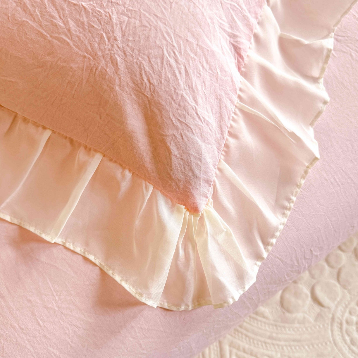 91家纺网 家纺一手货源 找家纺 大麦乐田 2025新款法式少女心水洗公主风贴布绣蕾丝花边四件套 花蝶之恋-粉