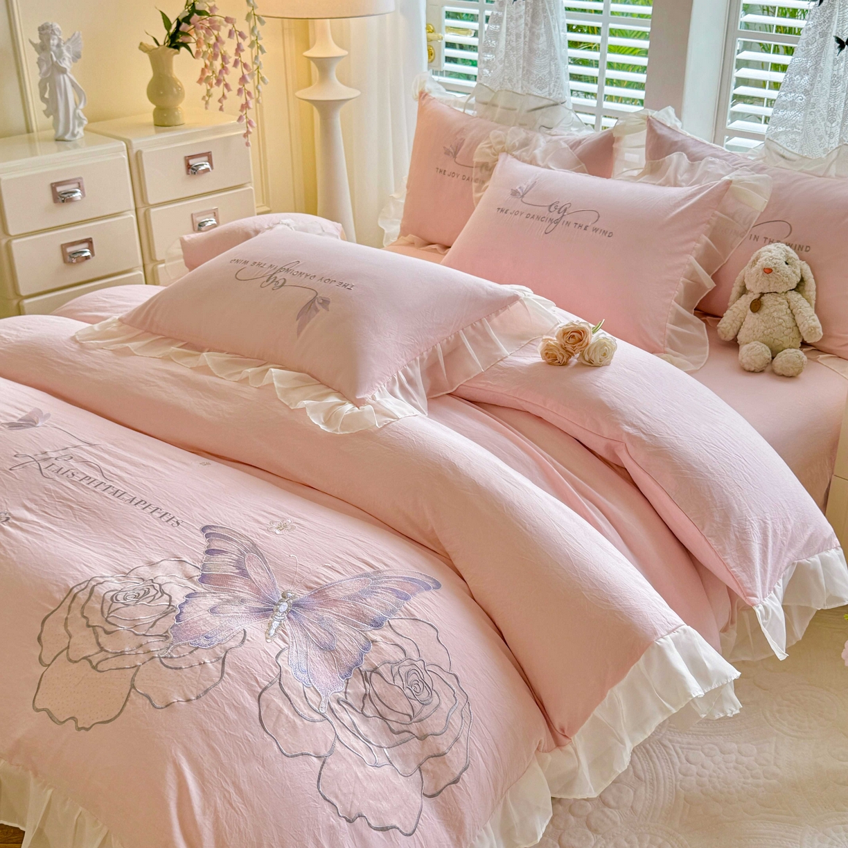 91家纺网 家纺一手货源 找家纺 大麦乐田 2025新款法式少女心水洗公主风贴布绣蕾丝花边四件套 花蝶之恋-粉